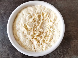 4、简单快手炸油条,放温暖处醒发到原来体积两倍大。