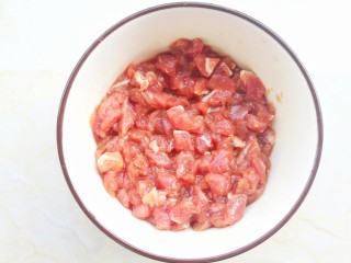 4、冬至美食 香菇肉酱拌面,牛肉切末加生抽料酒生粉腌制10分钟。