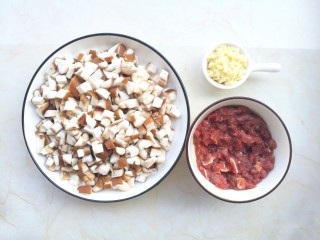 5、冬至美食 香菇肉酱拌面,香菇大蒜切末。