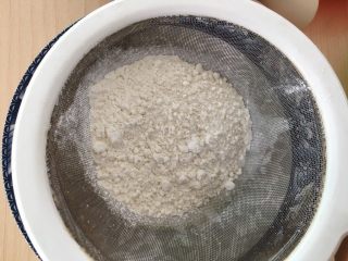 3、蒸蛋糕,过筛低粉。