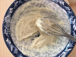 4、蒸蛋糕,搅拌均匀。