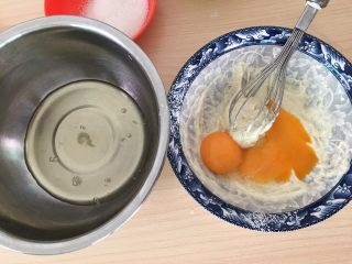 5、蒸蛋糕,加入蛋黄。