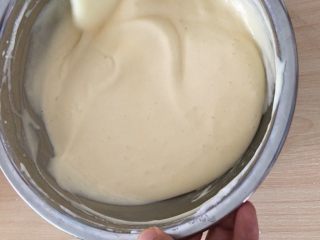 10、蒸蛋糕,翻拌混合均匀。