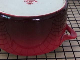 15、蒸蛋糕,蒸好倒扣放凉。