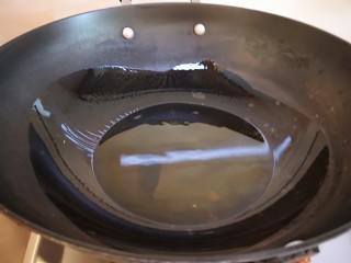 7、水晶豆腐番茄浓汤宝,开火先把锅烧热，放入适量油烧五成热。
