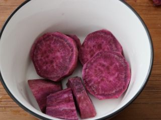 3、红豆紫薯糯米糕,紫薯切块