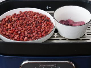 4、红豆紫薯糯米糕,红豆，紫薯一同上锅蒸熟