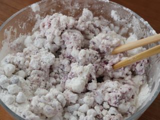 8、红豆紫薯糯米糕,加入清水搅拌