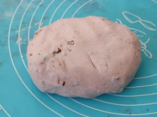 9、红豆紫薯糯米糕,再加入红豆揉成面团