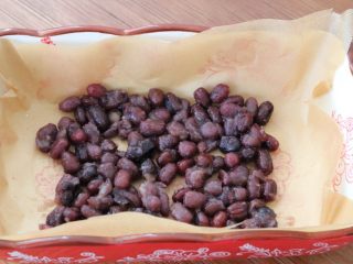 10、红豆紫薯糯米糕,容器铺油纸，撒上一层红豆