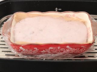 12、红豆紫薯糯米糕,盖上保鲜膜用牙签扎几个小空，上锅蒸40-50分钟即可
