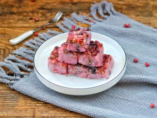 13、红豆紫薯糯米糕,出锅放凉切块即可出锅