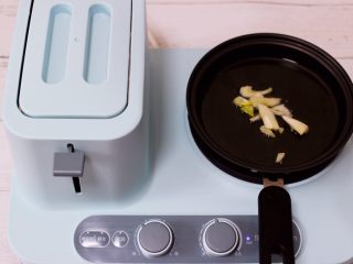 4、营养又养胃的快手火腿肠芹菜炒面,重新启动东菱早餐机，把平底锅烧热后倒入花生油烧热后爆香葱丝。