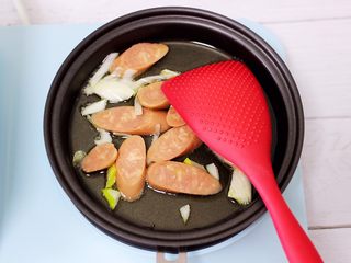 5、营养又养胃的快手火腿肠芹菜炒面,这个时候加入火腿肠继续中火煸炒片刻后。