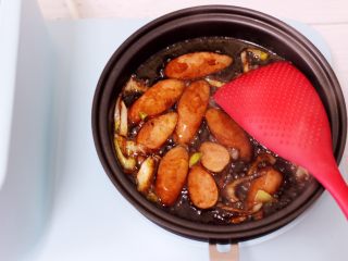 7、营养又养胃的快手火腿肠芹菜炒面,小火继续把火腿肠煸炒至软的时候。