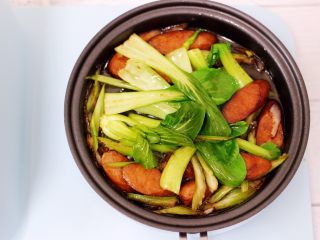 9、营养又养胃的快手火腿肠芹菜炒面,继续翻炒至芹菜和小油菜变色。