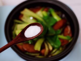 10、营养又养胃的快手火腿肠芹菜炒面,这个时候加入少许盐。