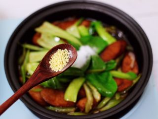 11、营养又养胃的快手火腿肠芹菜炒面,再加入鸡精。