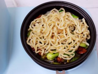 13、营养又养胃的快手火腿肠芹菜炒面,这个时候把煮熟的面条放入锅中。