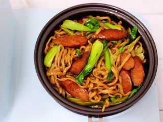 15、营养又养胃的快手火腿肠芹菜炒面,快手美味的芹菜火腿肠炒面就做好了。