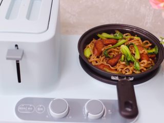 16、营养又养胃的快手火腿肠芹菜炒面,嘻嘻，爱吃面的老公吃一锅刚刚好。