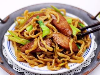 18、营养又养胃的快手火腿肠芹菜炒面,好吃又快手。