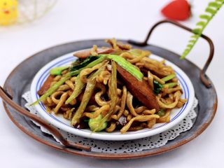19、营养又养胃的快手火腿肠芹菜炒面,每次做完都光盘哟。