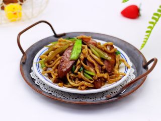 20、营养又养胃的快手火腿肠芹菜炒面,成品一