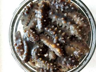 2、泡发海参,干海参用纯净水选玻璃器皿先泡12小时，等海参软了开始清理海参牙和肠子，洗净，用无油的不锈钢锅煮30分钟，筷子扎得动就行。