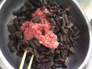 5、泡发海参,海参猪肉韭菜馅饺子