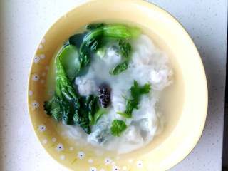 8、泡发海参,早餐菠菜馅小馄饨，出锅放一个海参。