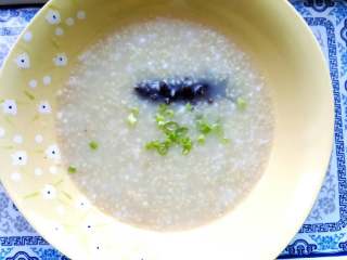 9、泡发海参,早餐小米海参粥，营养价值绝配。熬的时候放点姜末盐，起去腥的作用。