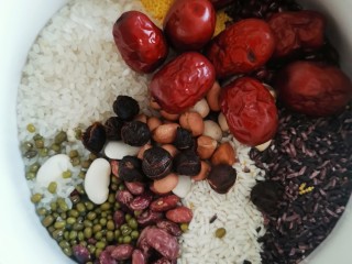 2、腊八粥,莲子，桂圆，大枣，花生，都洗干净