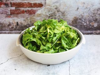 4、荠菜鸡肉蒸饺,将荠菜清洗干净。 