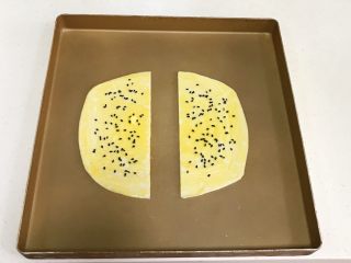4、法风烧饼,刷上鸡蛋液，撒上少许黑芝麻。
