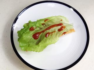 10、法风烧饼,放上生菜，挤上番茄酱。