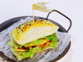 13、法风烧饼,接着继续放上煎蛋和生菜，挤上番茄酱，放上另一块飞饼即可。