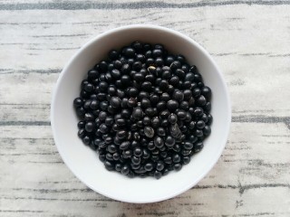 1、黑豆配粥,准备好半碗黑豆