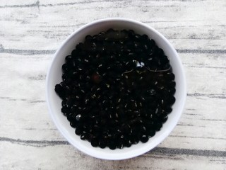 2、黑豆配粥,黑豆先泡水