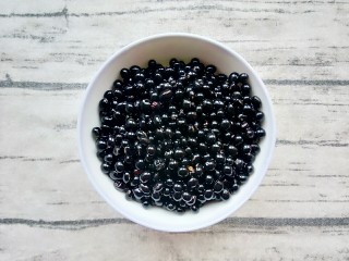 3、黑豆配粥,黑豆泡水后挑出杂质清洗干净