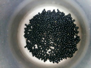 4、黑豆配粥,清洗干净的黑豆倒入高压锅中