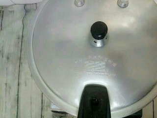 6、黑豆配粥,大火跑气后转温火压五分钟