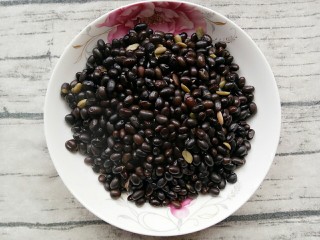 7、黑豆配粥,煮熟的黑豆装盘子