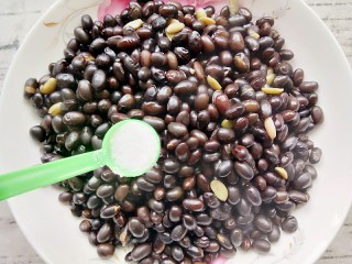 8、黑豆配粥,趁热加入两勺盐