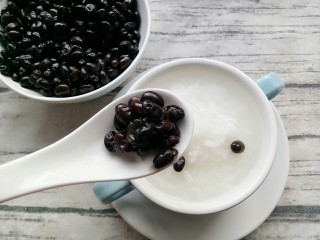 11、黑豆配粥,勺一勺黑豆在白粥里