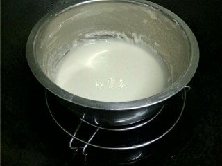 8、自制青团,将容器放入蒸锅,水开后转小火蒸15-20分钟;