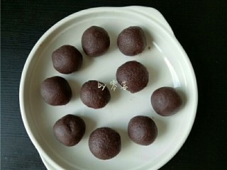 12、自制青团,豆沙馅儿团成均匀大小的小丸子备用;