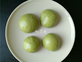 14、自制青团,再次揉圆即可;由于10个豆沙馅被某人偷吃了3个,所以面团也生生的从10个变成了7个;手工分配不均,如果你是完美主义者,还是称量一下再制作吧;