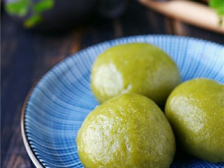 15、自制青团,包好的青团可以立即食用;但如果放凉了,可放入蒸锅加热即可!