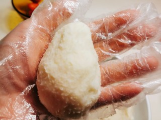 13、草莓山药,用山药泥将草莓包裹住